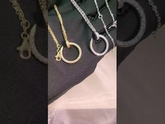 Hochwertiger 18K Gold Diamantschmuck mit modernem Stil und Krappenfassung