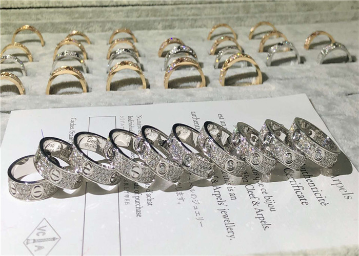 Luxurious 18K Gold Diamond Ring with Diamond Decorated Design and 10 Workdays Delivery