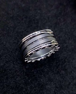 18K Gold Luxus-Marke Schmuckring mit zwei 18 Kt Weißgold Schleifen und einer schwarzen Keramik Spirale
