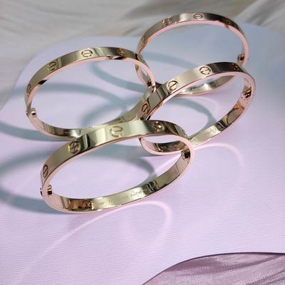 18K Gelbgold Klassisches Modell LOVE Armband Mittlere Größe 6,1 mm Breite Original-Verschlusssystem mit zwei Schrauben und Schraubendreher