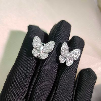 Moderner Stil 18K Weißgold, zwei Schmetterlingsohrringe mit Diamant und Blumen.